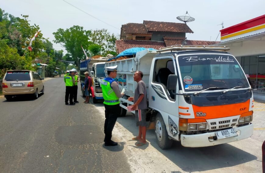 Polisi Tindak Tegas Dump Truk Yang Tidak Tertib Muatan