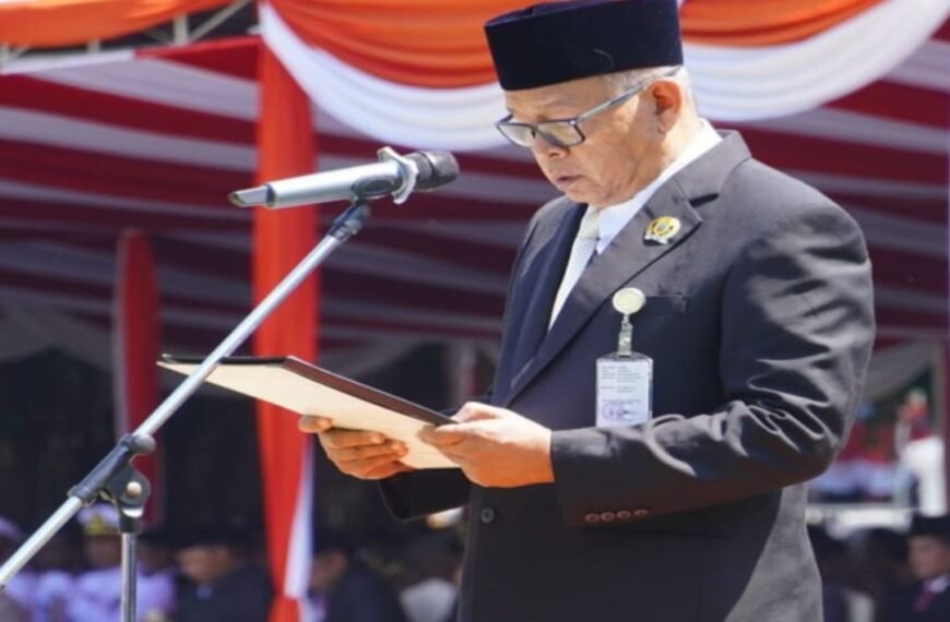 Wakil II DPRD Pati Bacakan UUD 1945 Pada Upacara Hut RI Di Alun-Alun Pati