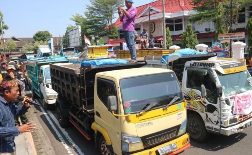 Para Supir Dump Truk Melakukan Aksi Demo Sebelum Audensi Dengan Dewan