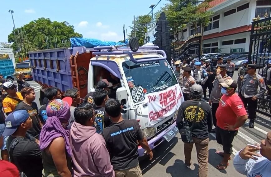 Kantor DPRD Kabupaten Pati Di Gruduk Ratusan Supir Dump Truk; Ada Apa??