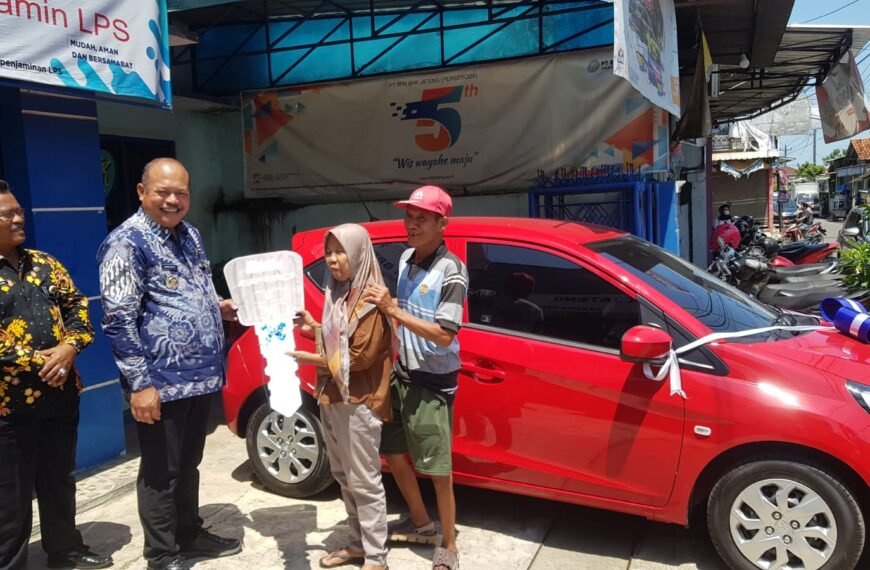 Pj Bupati Pati Serahkan Hadiah Mobil Brio ke Pedagang Daging Ayam