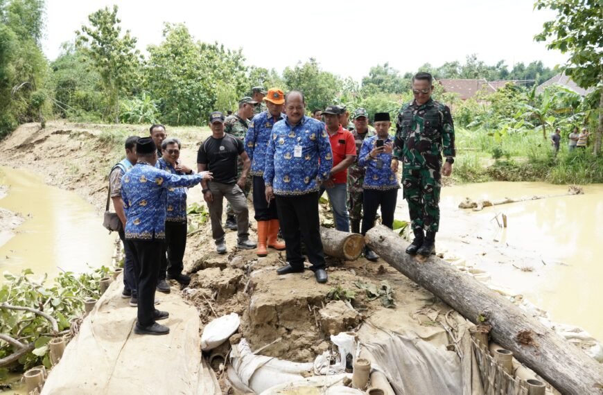 Pj Bupati Pati Tinjau Lokasi Luapan Sungai Tanjunganom- Angkatan Lor, Tekankan Pentingnya Kesadaran Masyarakat
