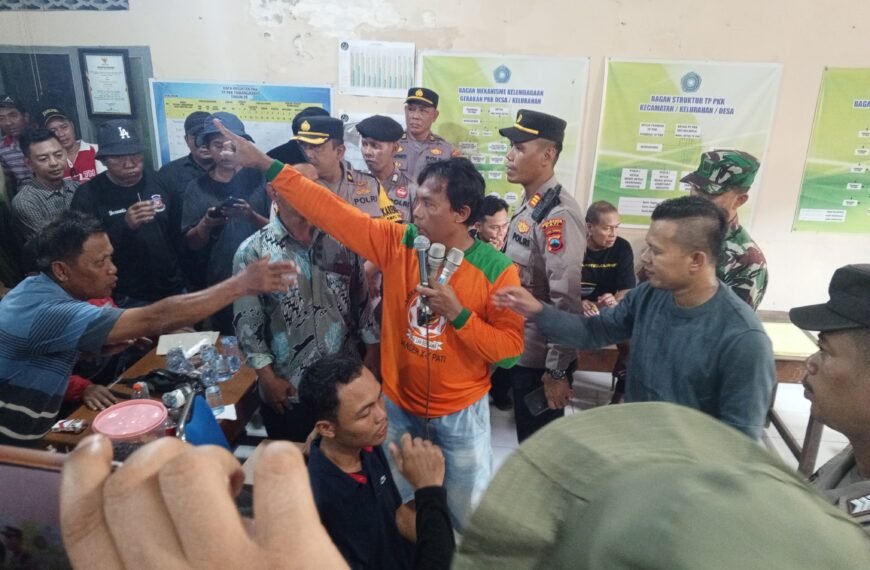 Ratusan Warga Tawangharjo Ke Balai Desa, Ada Apa???