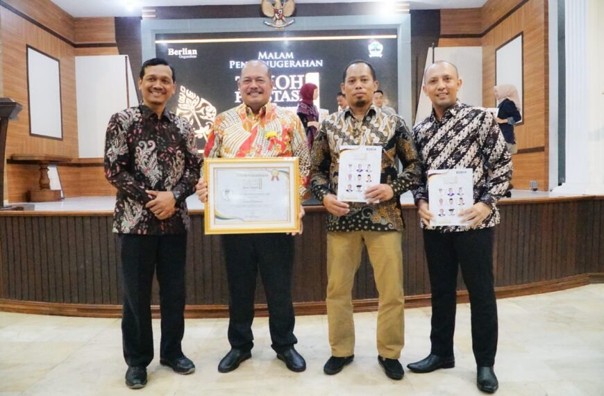 Pj Bupati Pati Terima Penghargaan di Bidang Birokrasi dan Pemerintahan