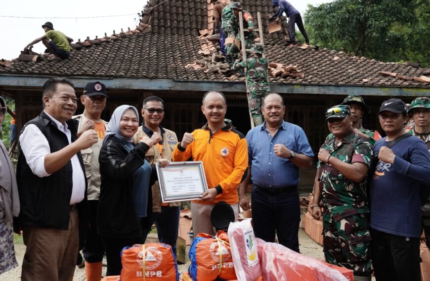 Monitoring Puting Beliung di Desa Danyangmulyo Winong, Pj Bupati Pati Serahkan Bantuan