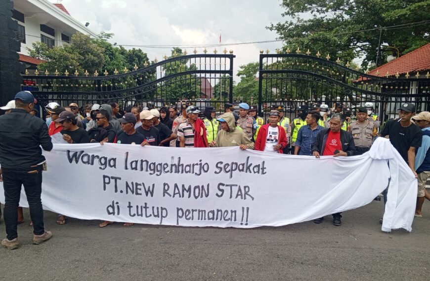 Petani Dan Warga Terdampak Limbah B3 kembali Melakukan Demo Jilid III Di Depan Kantor Bupati Pati
