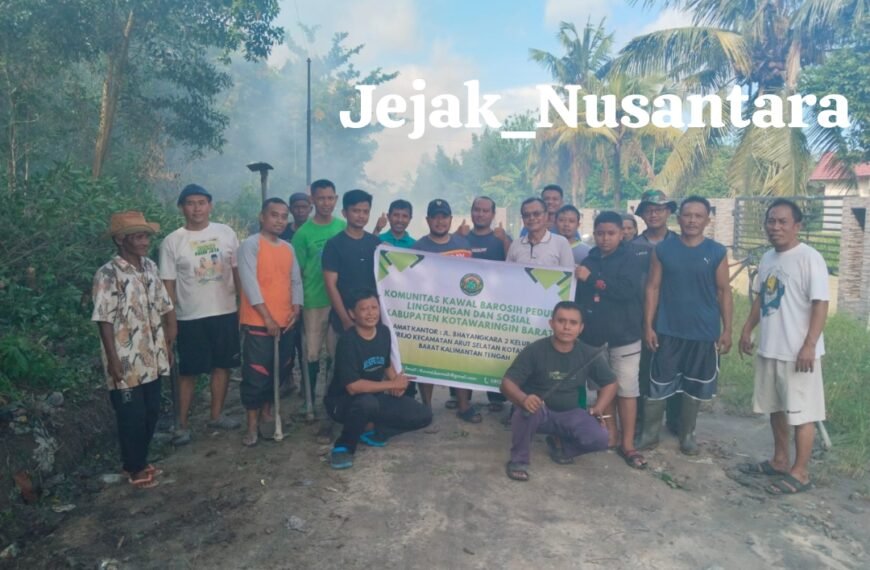 KETUA RT BARU 32 BERSINERGI BERSAMA KOMUNITAS KAWAL BAROSIH MEMBERSIHKAN LINGKUNGAN BERSAMA WARGA