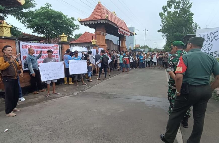 Kantor Desa Dengkek di Gerudug Ratusan Warganya.. Ada Apa???