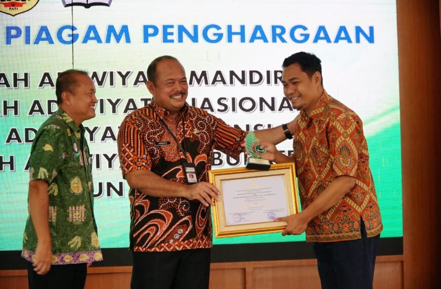 Pj Bupati Pati Serahkan Piagam Sekolah Adiwiyata