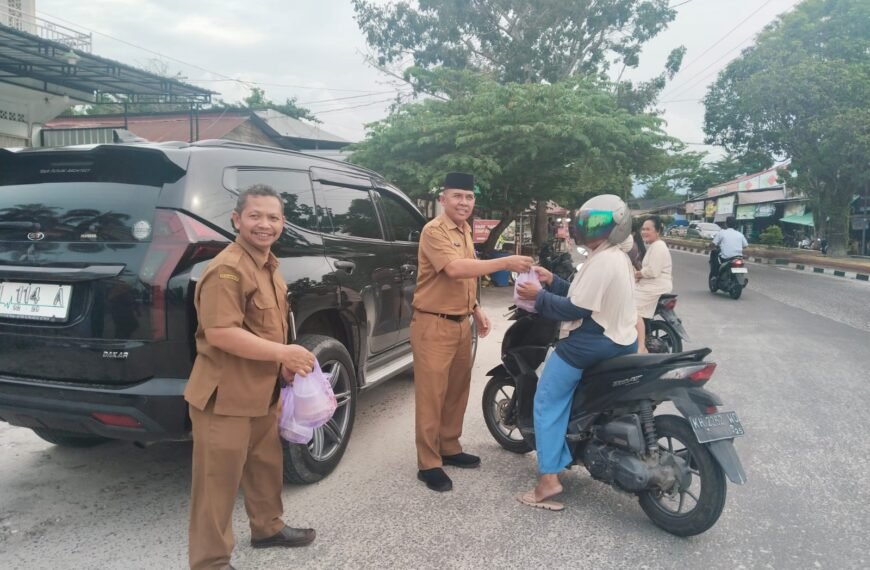 Plt Kadis Pendidikan dan Kebudayaan Bersama Staf Bagikan Takjil di Bundaran Pramuka