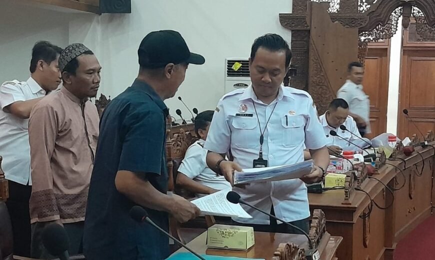 Warga Semampir Ikuti Audiensi Dengan Komisi A DRPD Pati, Buntut Pembongkaran Ruko