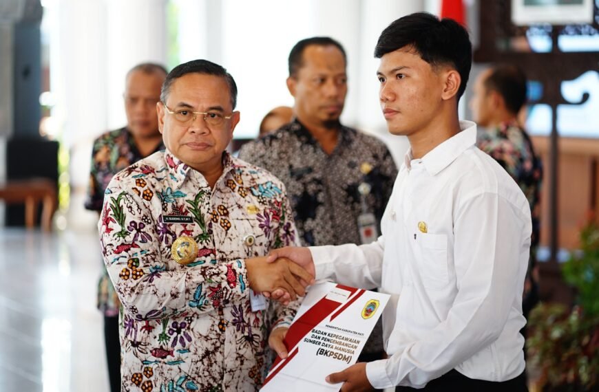 Bupati Pati Berikan Pesan Soal Pelayanan Publik yang Profesional dan Responsif , Saat Serahkan SK CPNS