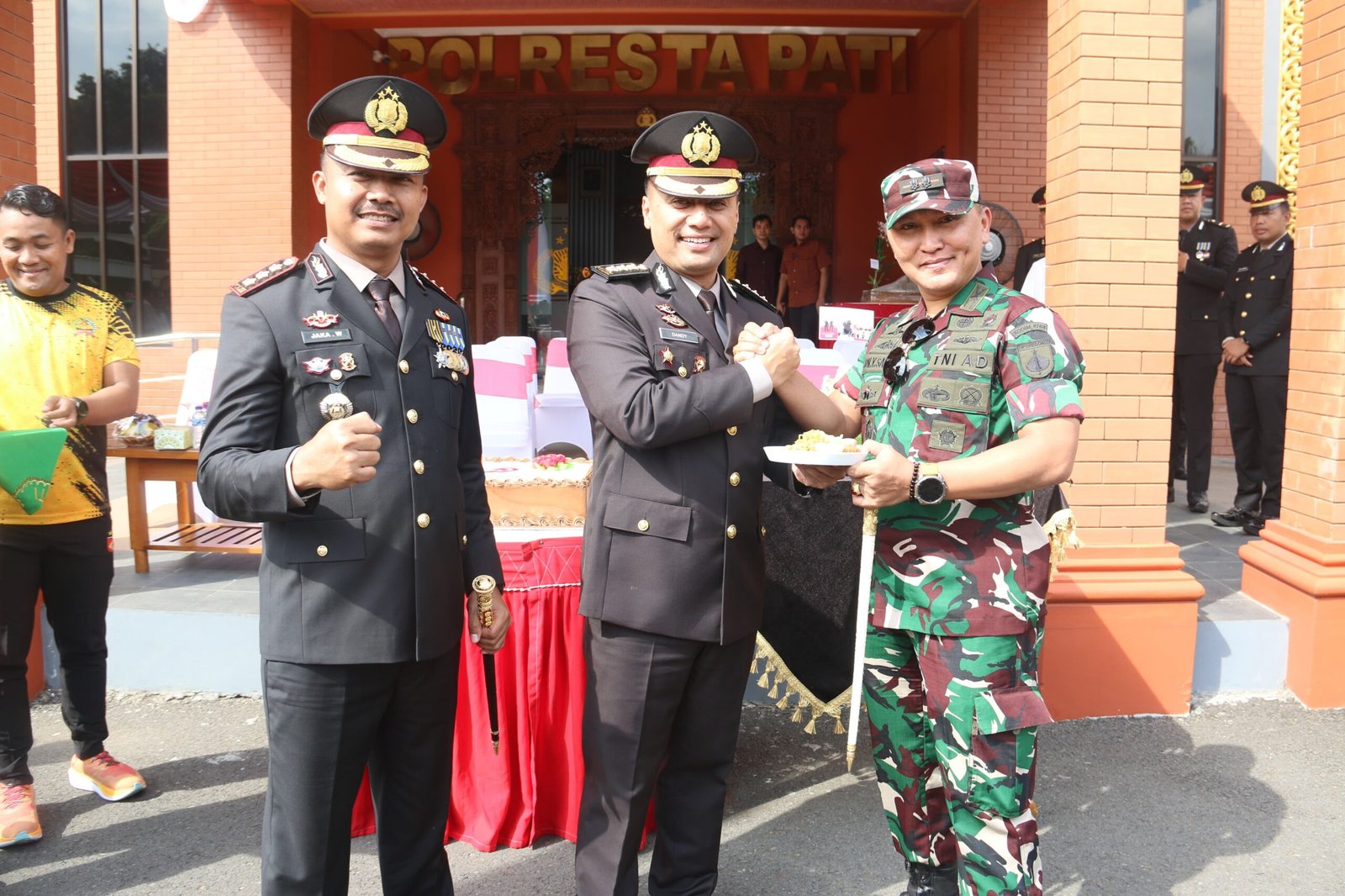 Hangatnya Sinergitas TNI-Polri, Dandim Pati Beri Kejutan Hari Bhayangkara ke-79