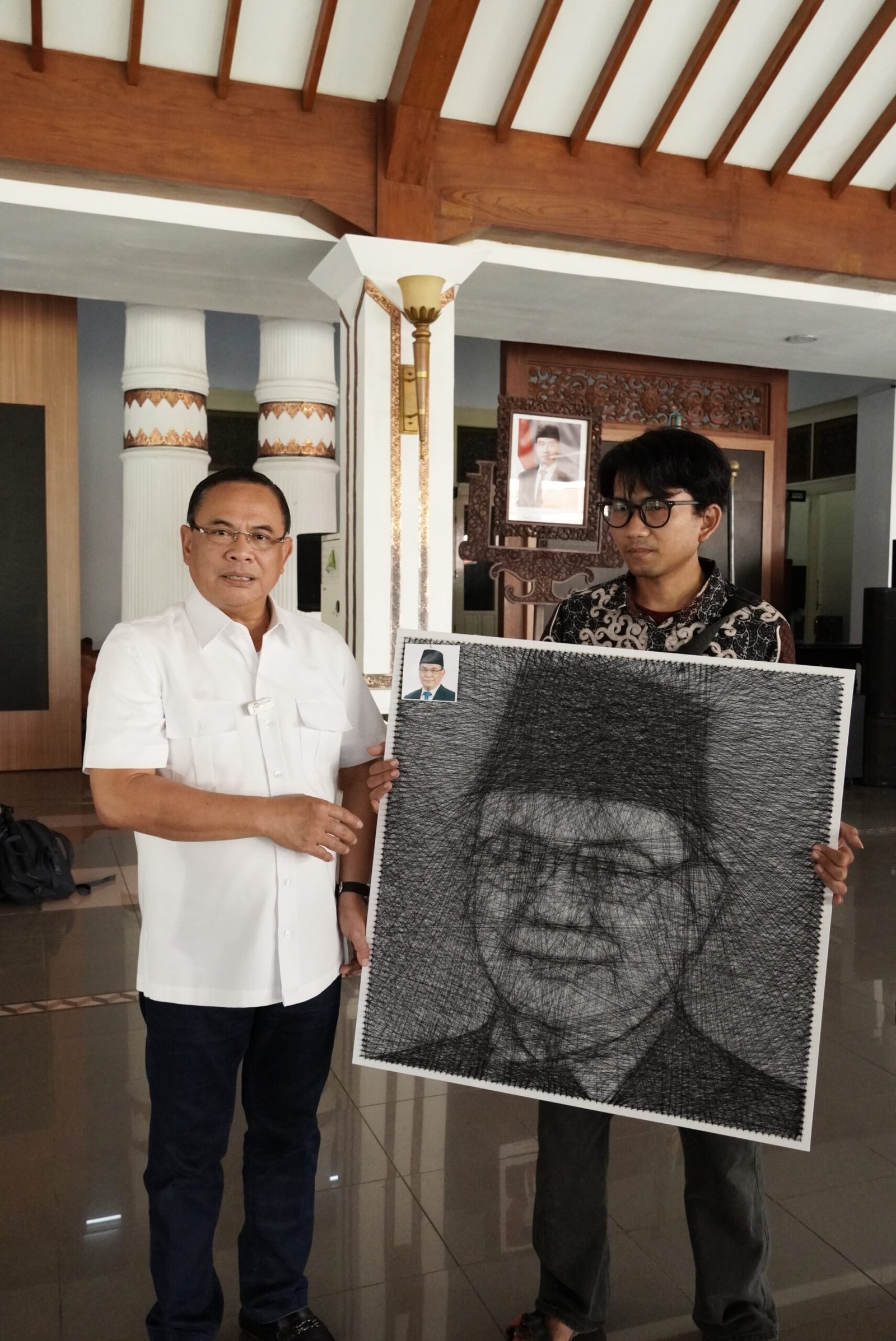 Bupati Pati Terima Lukisan Benang dari Warga, Siap Usung Ekonomi Kreatif ke Tingkat Nasional