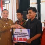 Bupati Pati Sudewo Serahkan 194 Beasiswa Bagi Mahasiswa Berprestasi Kurang Mampu