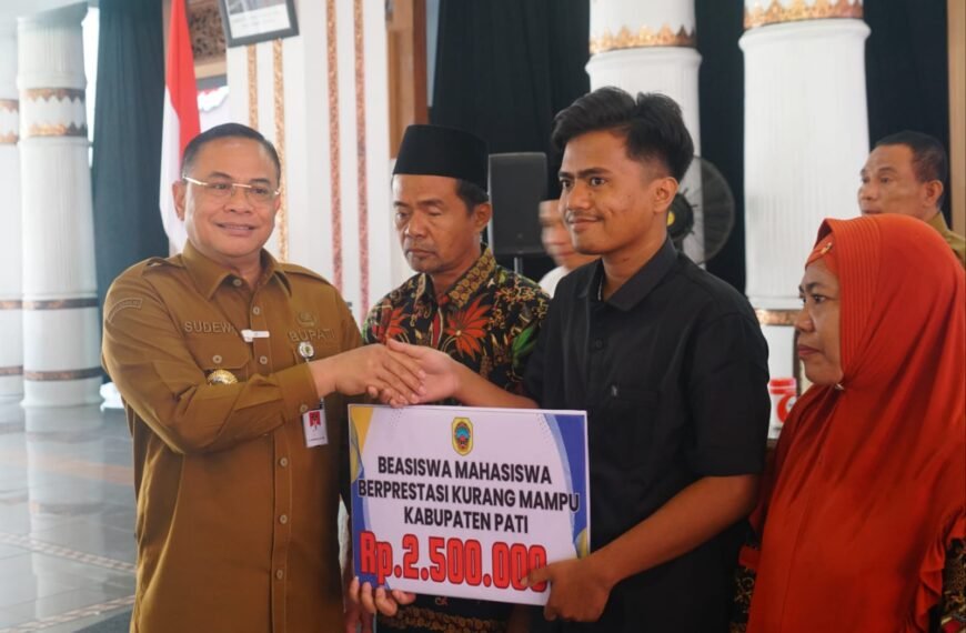 Bupati Pati Sudewo Serahkan 194 Beasiswa Bagi Mahasiswa Berprestasi Kurang Mampu