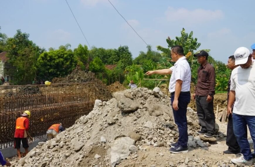 Bupati Pati Tinjau Pembangunan Jembatan Sambirejo, Apresiasi Perjuangan Warga
