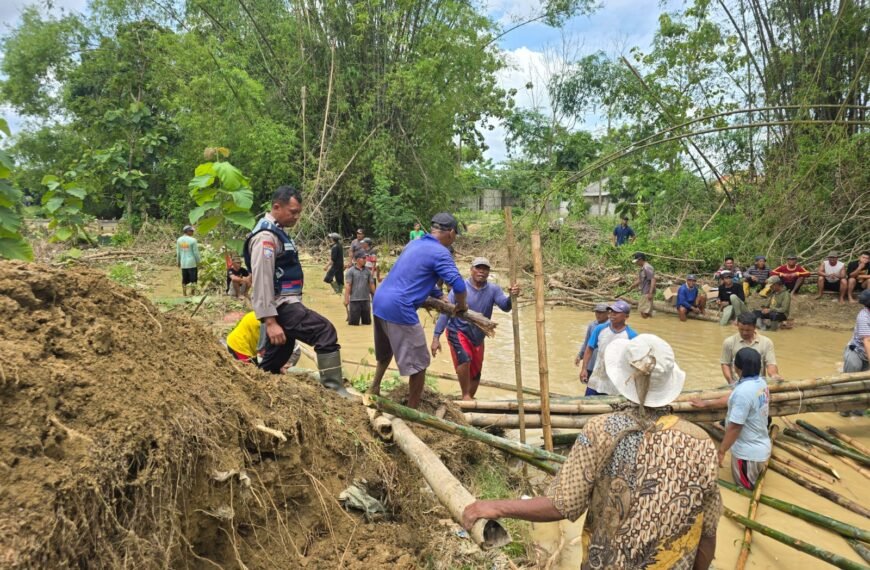 Polsek Batangan Bersama Forkopimcam Bergerak Cepat Tangani Jebolnya Tanggul Sungai Gandam