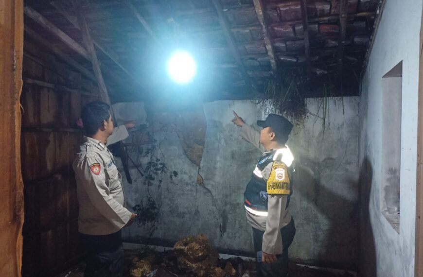 Polsek Sukolilo Terjun Langsung Membantu Warga yang Terdampak Banjir dan Longsor