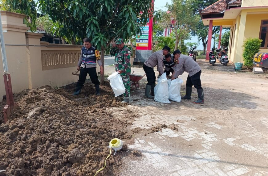 TNI-Polri dan Warga Kompak Bersihkan Sungai Gandam di Pati, Antisipasi Banjir
