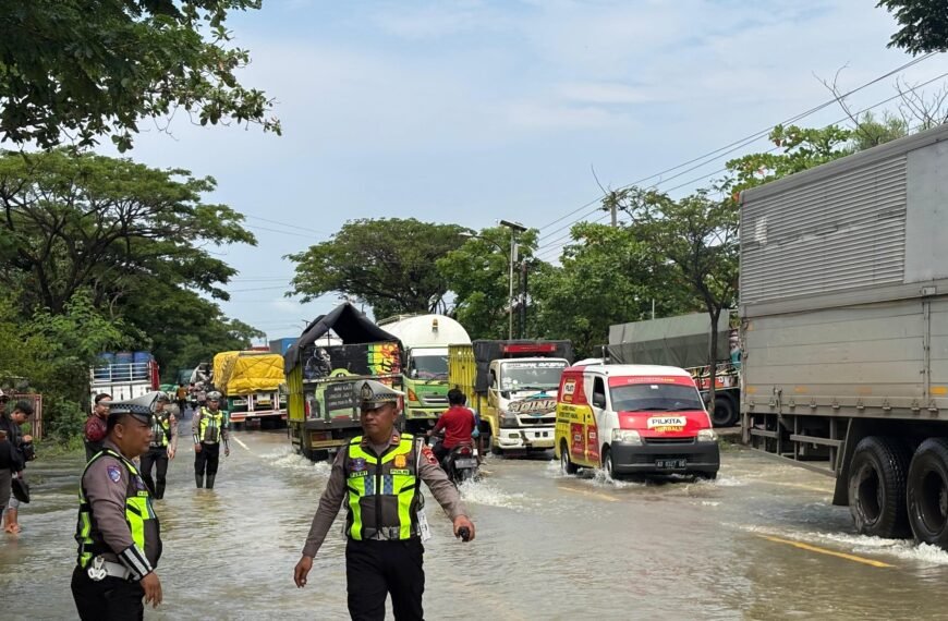 Polresta Pati Terjun Langsung Bantu Warga yang Terdampak Banjir di Jalur Pantura Batangan