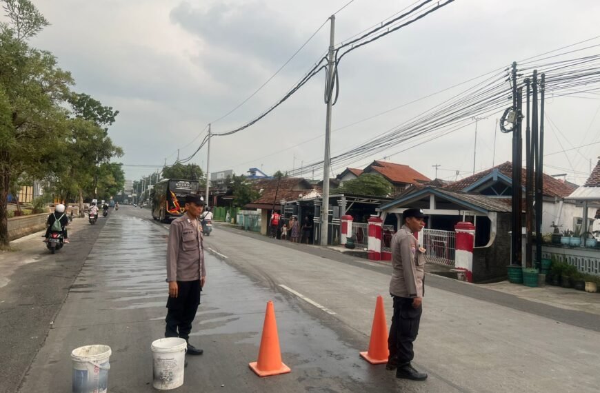 Empat Pengendara Terjatuh Akibat Jalan Licin Tumpahan Solar, Sopir Truk Diamankan Polisi