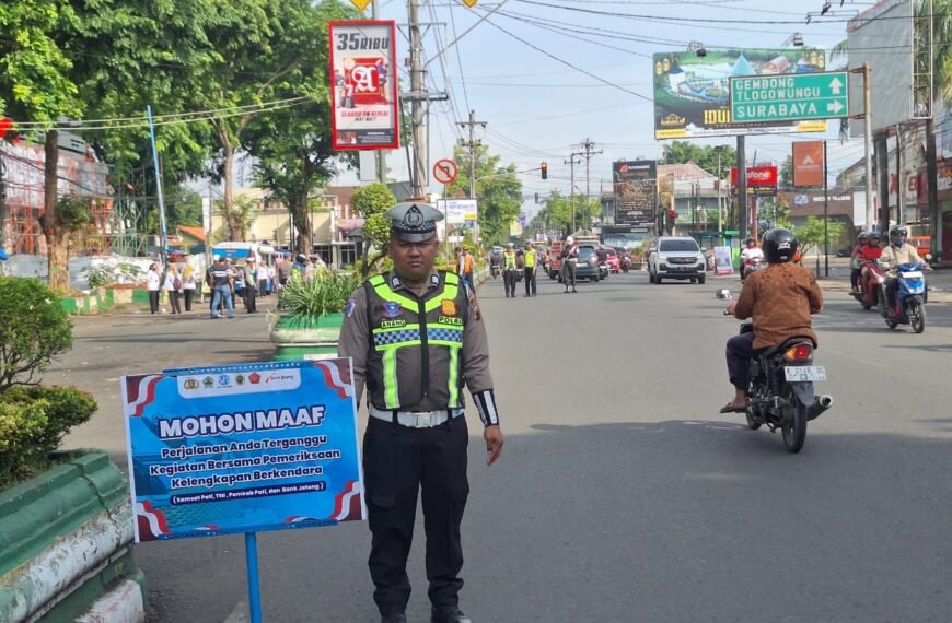 Satlantas Polresta Pati Gelar Giat Simpatik Operasi Zebra Candi 2025 di Depan GOR Pesantenan