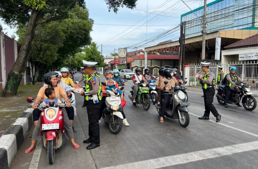 Zebra Candi 2025 ! Satlantas Pati Bagikan Leaflet dan Stiker ke Pengendara di Jalan Randukuning–Bleber