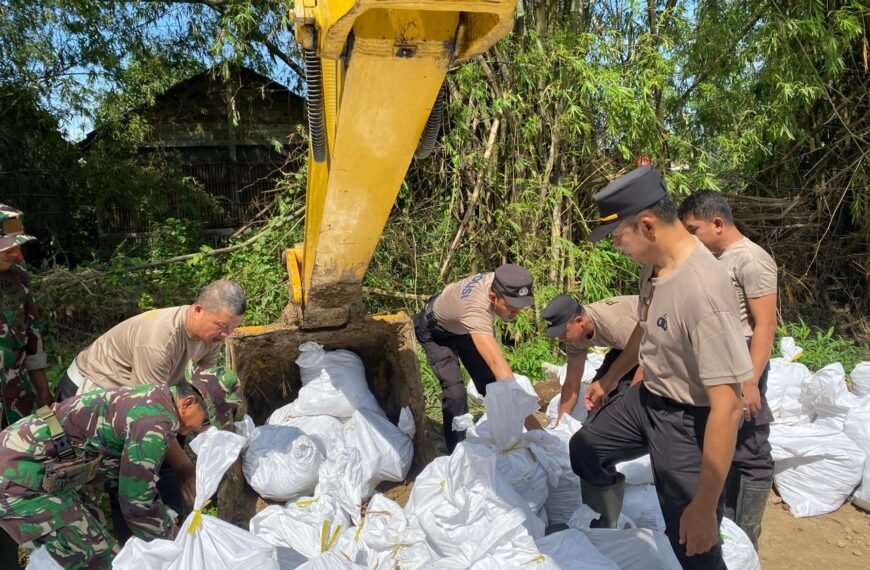 Aksi Sigap Polsek Batangan! Ratusan Warga Dilibatkan Perkuat Tanggul Kali Gedong