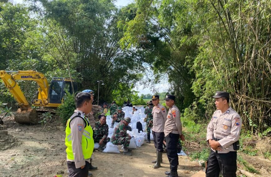 Polisi Bergerak Cepat! Polsek Batangan Tangani Tanggul Jebol Sungai Gandam, Cegah Banjir Susulan