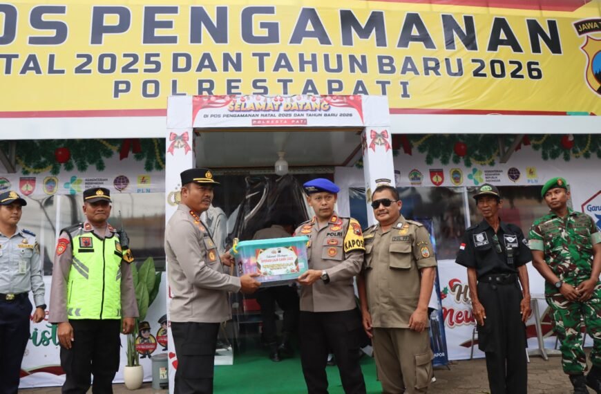 Cek Pos dan Bagikan Bingkisan, Kapolresta Pati Imbau Warga Manfaatkan Pos Pelayanan Selama Libur Nataru