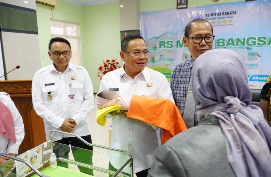 Sudewo Hadiri Penyerahan Bayi kepada Orang Tua Asuh