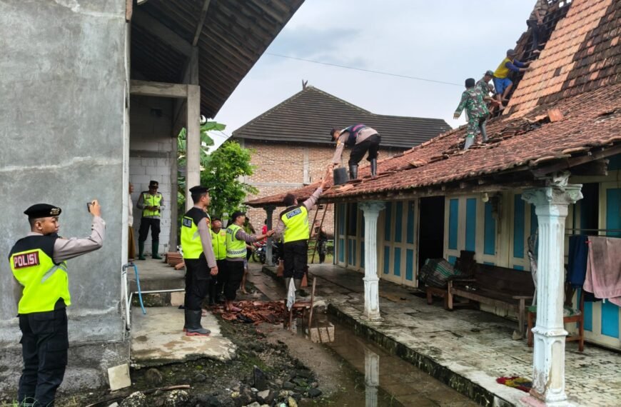 Puting Beliung Landa Desa Gebang, Polisi Hadir Beri Bantuan Kemanusiaan