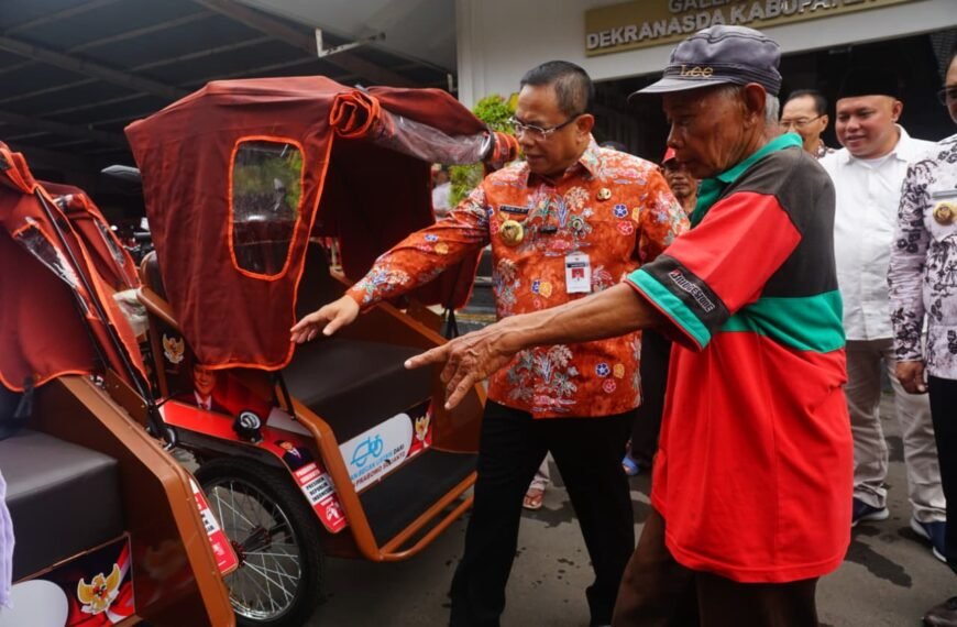 Bupati Sudewo Salurkan Becak Listrik Presiden bagi Tukang Becak