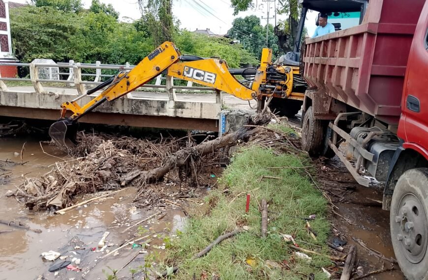 Cegah Banjir, DPUTR Bersihkan Sampah dan Eceng Gondok di Sepanjang Sungai Simo Pati-Juwana