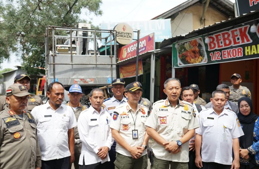 Satpol PP Pati Tertibkan Reklame dan Baliho Ilegal