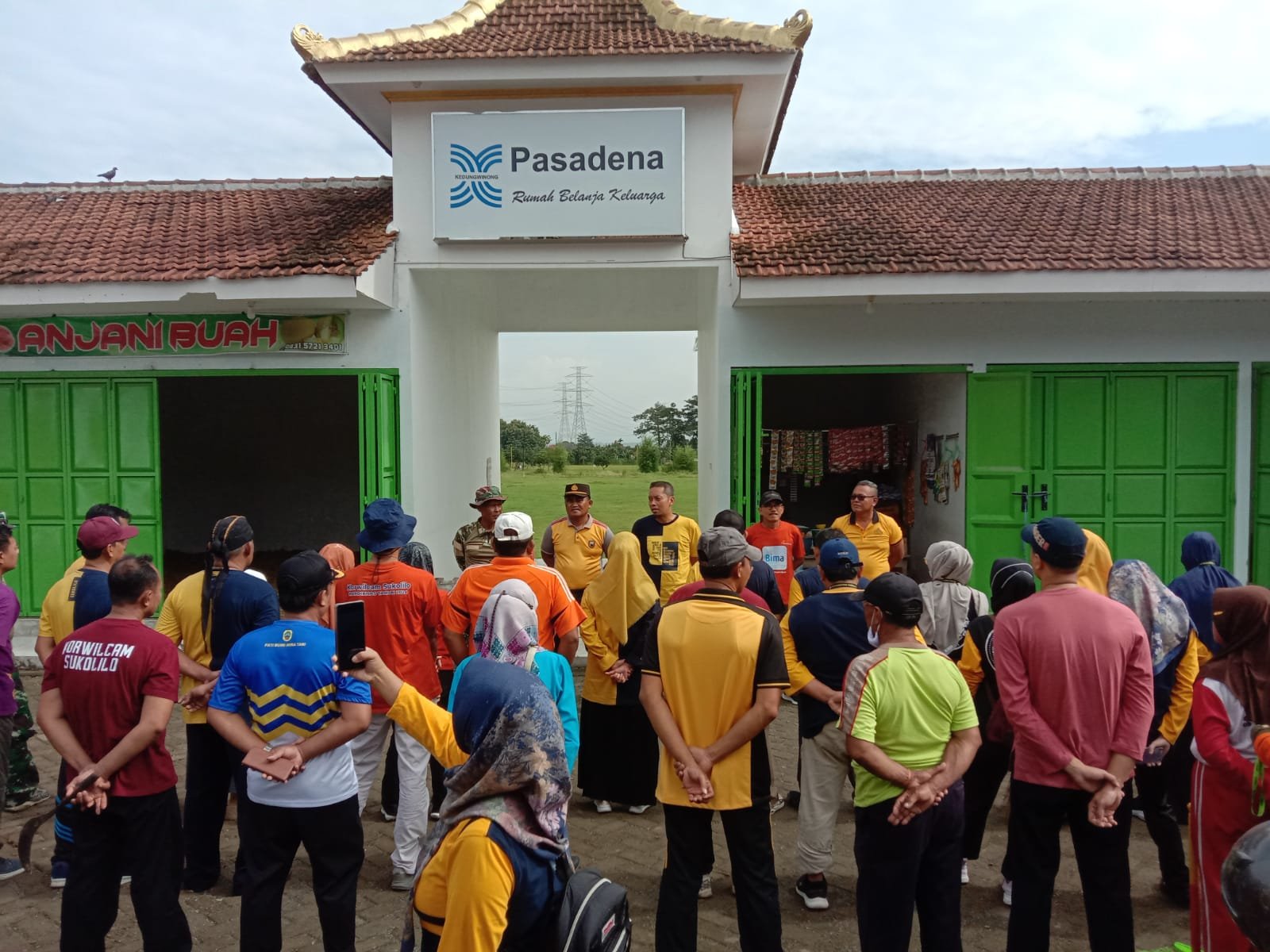 Aksi Jumat Bersih di Sukolilo, Polisi Serta Pelajar Turun Tangan Percantik Pasar Desa