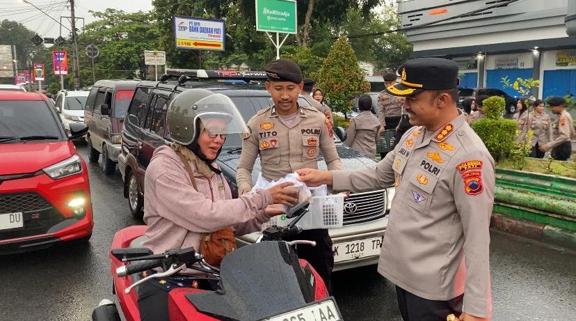 Kapolresta Pati Turun ke Jalan Menyapa Warga dan Bagikan Takjil