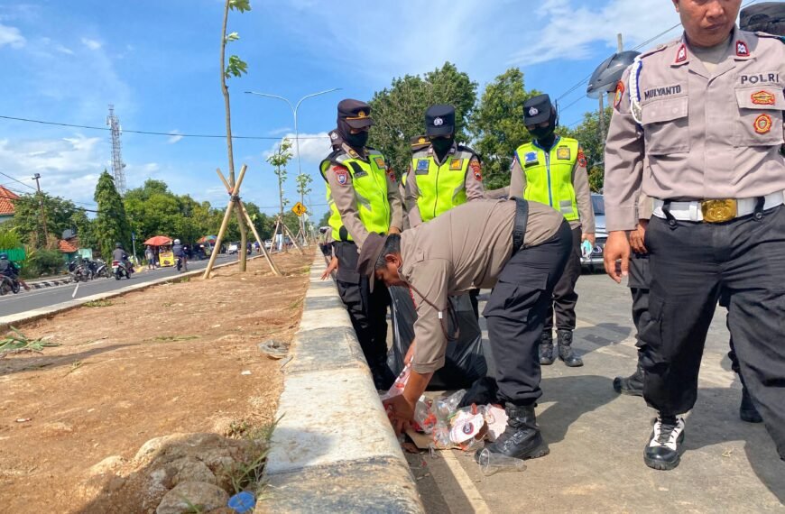 Usai Sidang Putusan, Personel Polresta Pati Bersihkan Area Pengadilan Negeri