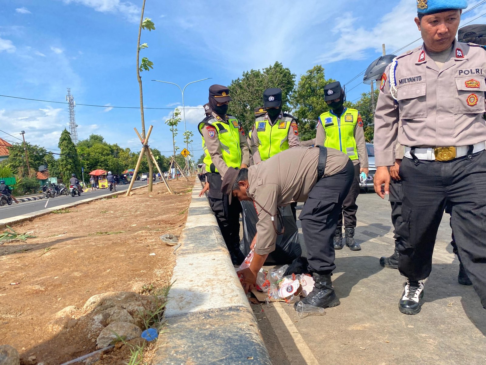 Usai Sidang Putusan, Personel Polresta Pati Bersihkan Area Pengadilan Negeri