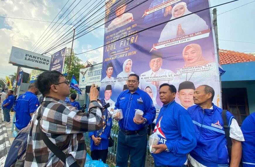 Joni Kurnianto Pimpin Pembagian Takjil di Jalan Dr. Wahidin Pati