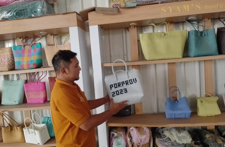 Manfaatkan Limbah Plastik, Anyaman Tas Asal Juwana Ini Tembus Pasar Asia