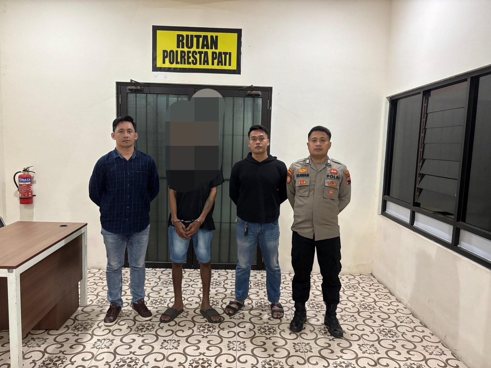 Tiga HP Digasak dari Dalam Rumah, Pelaku Diringkus Warga dan Diserahkan ke Polisi
