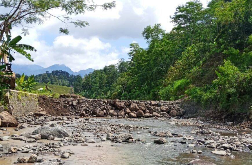 DPUTR Pati Bersama Masyarakat Kompak Buat Bendung Sederhana di Desa Ngawen