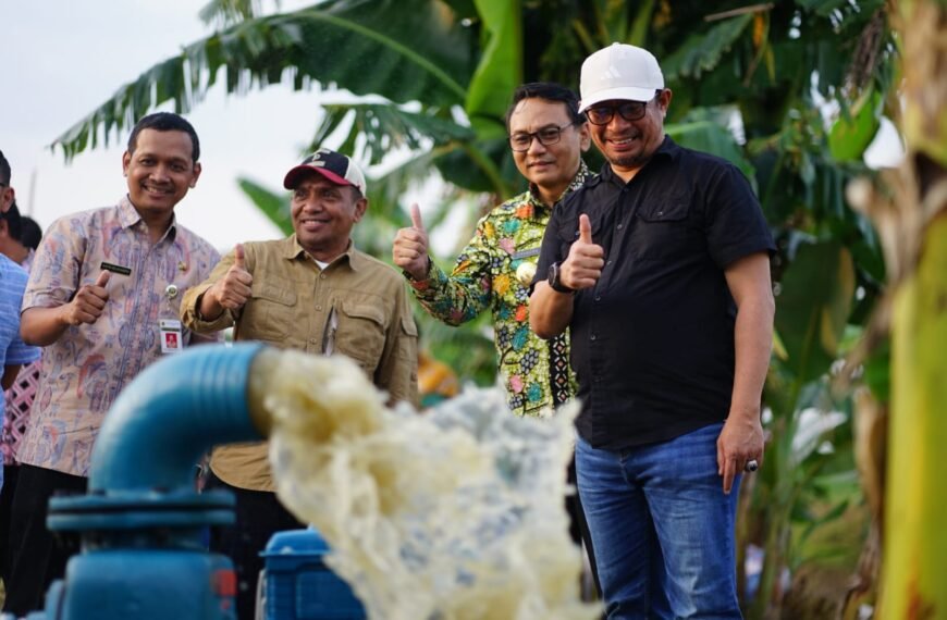 Petani Terima Bantuan 10 Pompa Alsintan