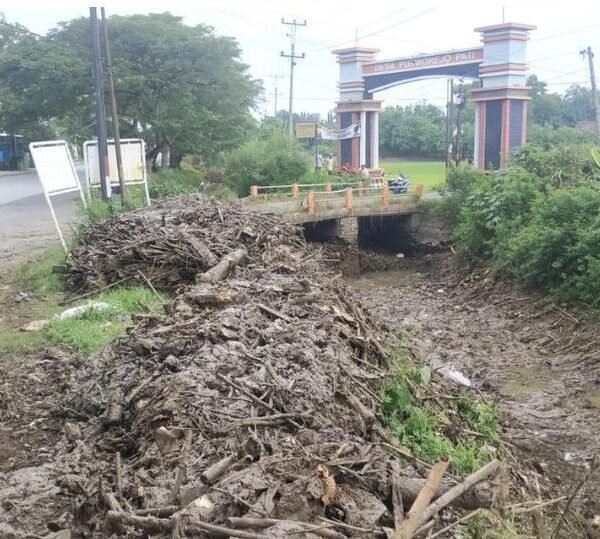 DPUTR Pati Bidang SDA Bersihkan Aliran Sungai Simo di Depan Gapura Desa Purworejo