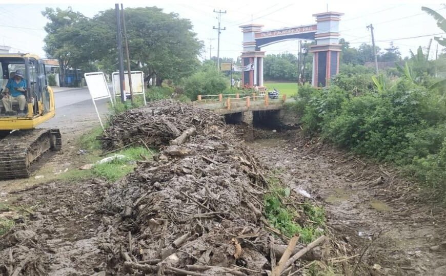 DPUTR Pati Bidang SDA Bersihkan Aliran Sungai Simo di Depan Gapura Desa Purworejo