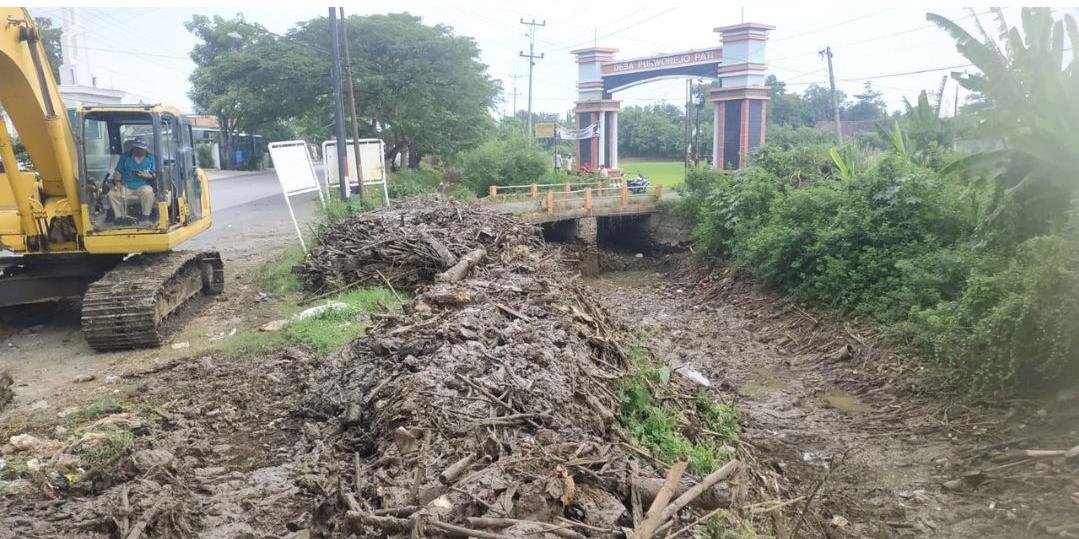 DPUTR Pati Bidang SDA Bersihkan Aliran Sungai Simo di Depan Gapura Desa Purworejo