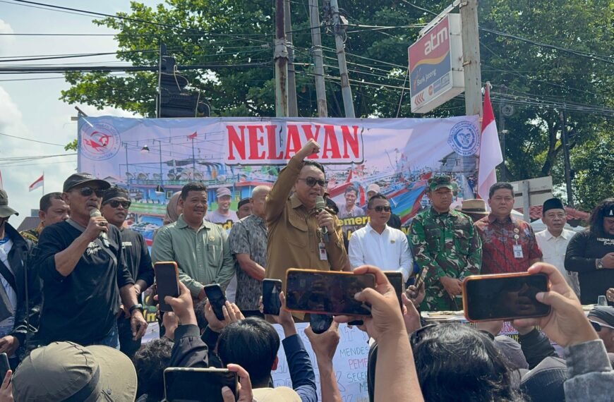 Ikut Panas-Panasan Bersama Massa, Negosiator Polresta Pati Tunjukkan Dedikasi Tanpa Batas