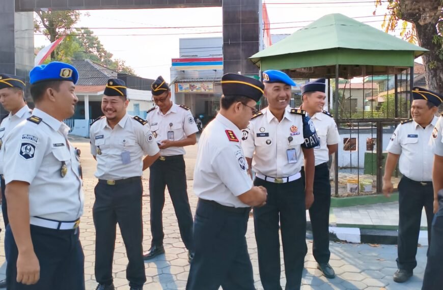 Disiplin Berkarakter, Kinerja Bersinar: Menempa Profesionalisme Lewat Apresiasi dan Penertiban Atribut Dinas